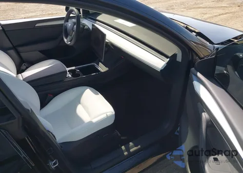 2025 Tesla Model Y Long Range Dual Motor All-Wheel Drive z USA, uszkodzony, nr VIN 7SAYGDEEXSF267888